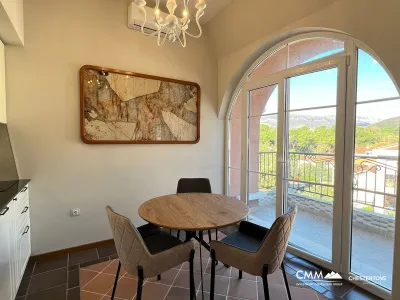 Zum Verkauf steht eine neue Luxuswohnung im Zentrum von Tivat